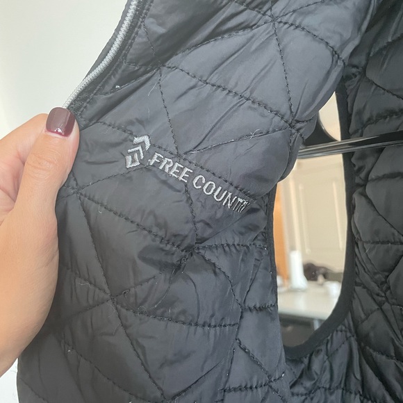 Small. Black. Free country. Reversible vest. Polyester/faux fur. - Picture 3 of 4